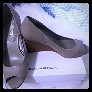 Ramsey Gray leather Banana Republic wedge